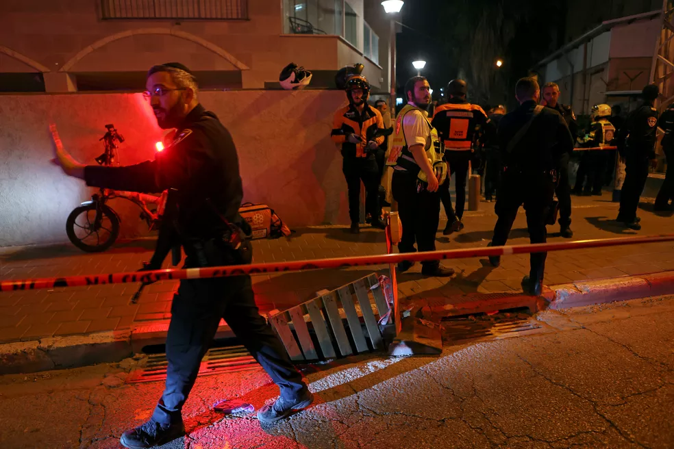 Tiroteio próximo a Tel Aviv deixa ao menos 6 mortos Tiroteio próximo a Tel Aviv deixa ao menos 6 mortos