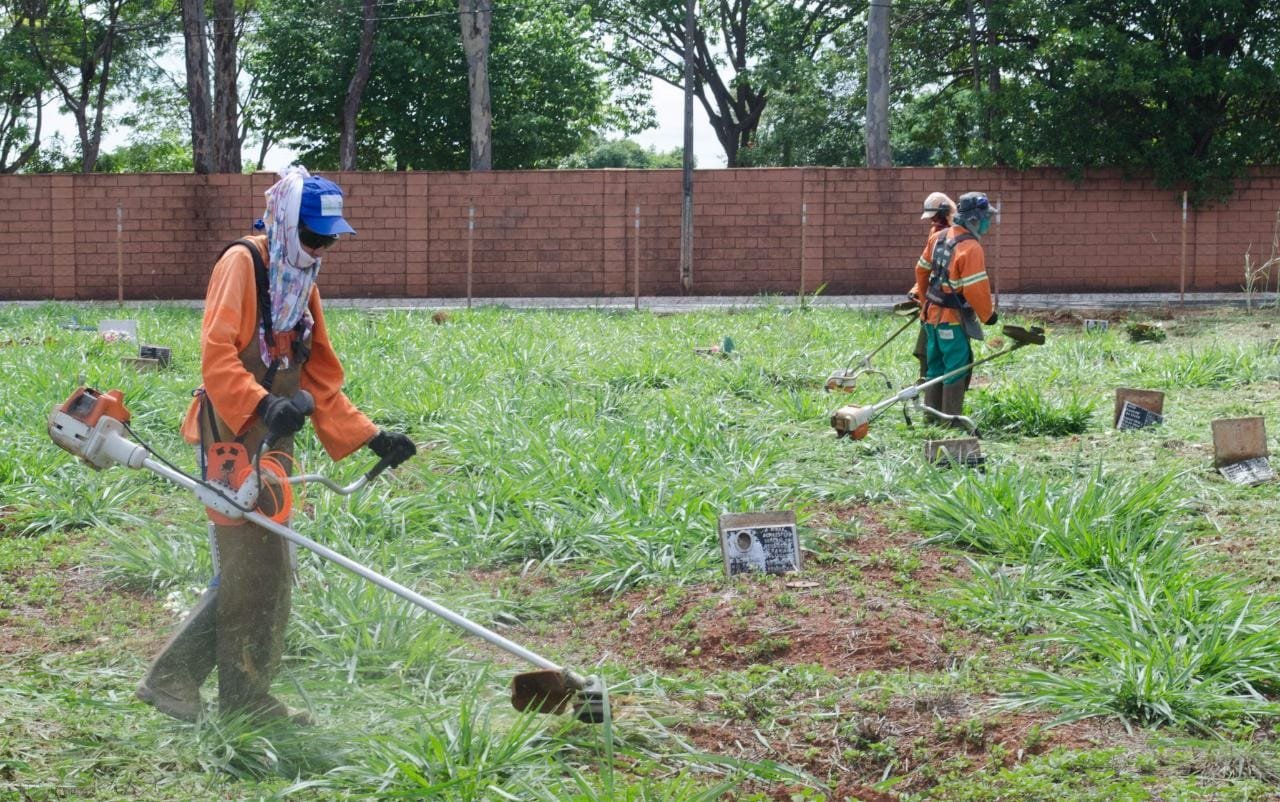 Prefeitura de Goiânia realiza limpeza no Cemitério Vale da Paz, nesta quinta-feira (24/03) Prefeitura de Goiânia realiza limpeza no Cemitério Vale da Paz, nesta quinta-feira (24/03)