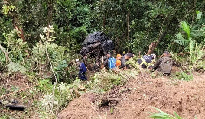 Caminhão do Exército cai em ribanceira e deixa um militar morto e três feridos, em SC Caminhão do Exército cai em ribanceira e deixa um militar morto e três feridos, em SC