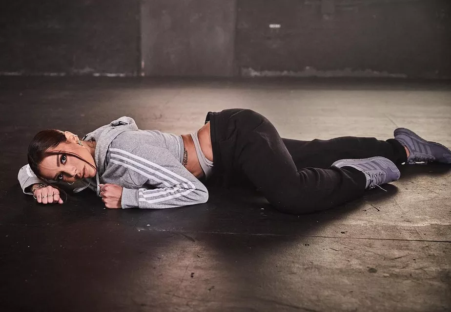 Anitta renova o interesse pelo álbum ‘Girl from Rio’ ao chegar ao topo com o reggaeton ‘Envolver’
