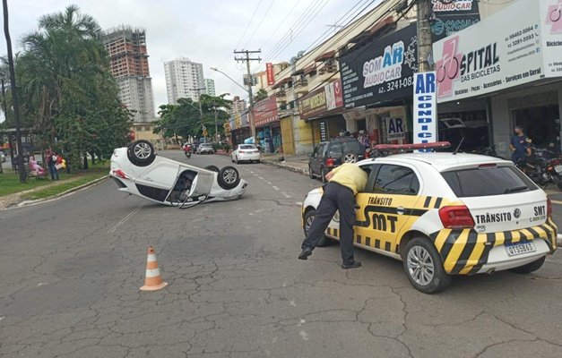 Carro capota em avenida do Setor Pedro Ludovico, em Goiânia Carro capota em avenida do Setor Pedro Ludovico, em Goiânia