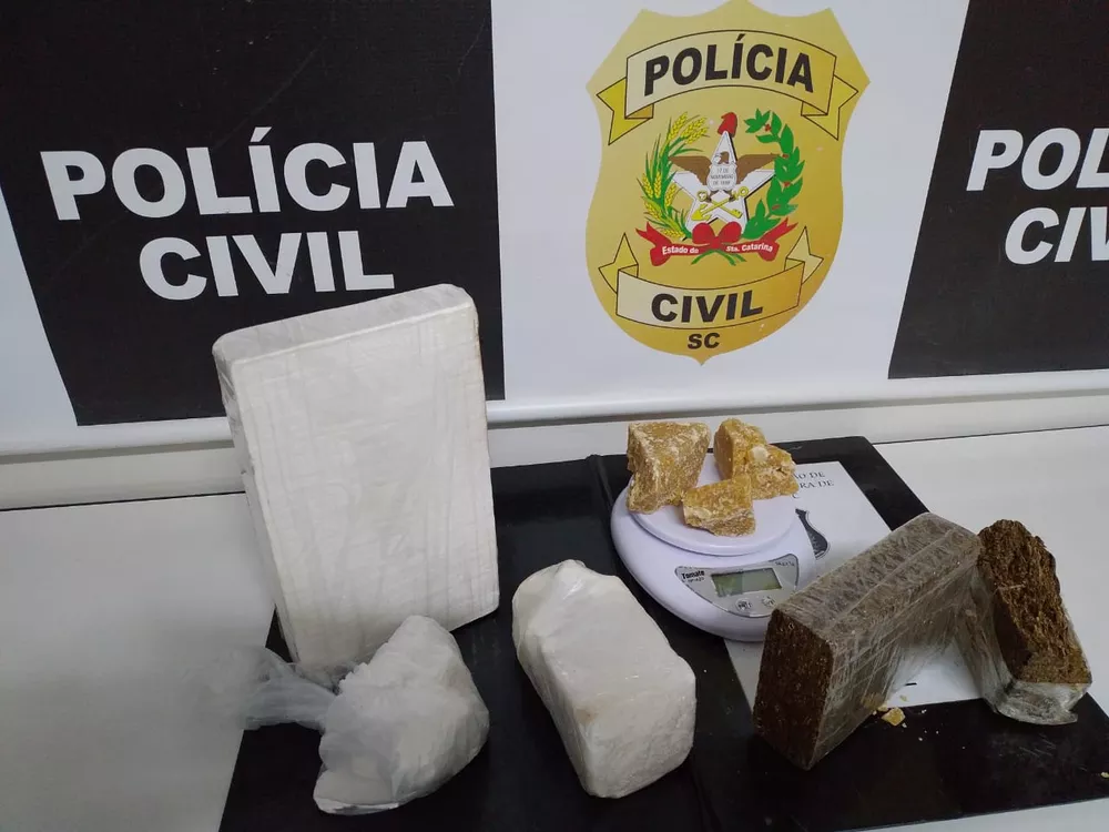 Homem tenta atropelar delegado, foge e é preso na casa da namorada em SC Homem tenta atropelar delegado, foge e é preso na casa da namorada em SC