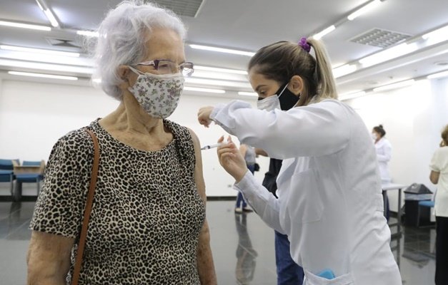 Goiânia aplica 4ª dose da vacina contra covid-19 em 73 locais Goiânia aplica 4ª dose da vacina contra covid-19 em 73 locais