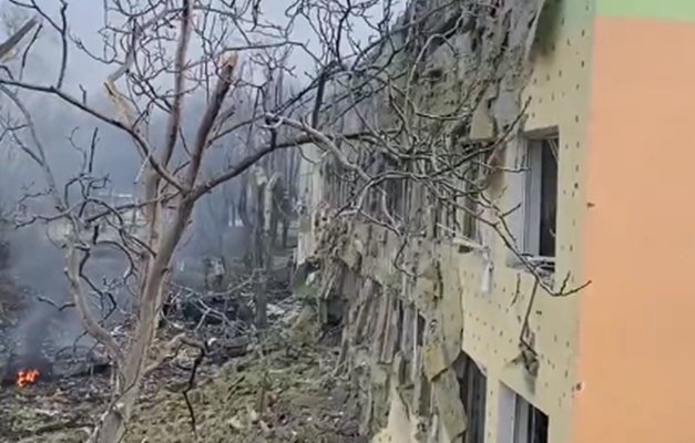 Invasão russa completa um mês e expõe uma Ucrânia devastada