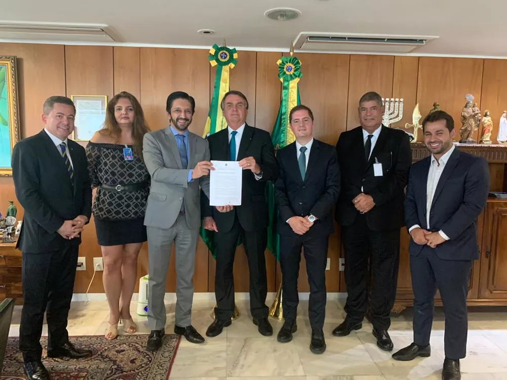 Nunes e Bolsonaro assinam acordo de R$ 25 bilhões que encerra disputa pelo Campo de Marte Nunes e Bolsonaro assinam acordo de R$ 25 bilhões que encerra disputa pelo Campo de Marte