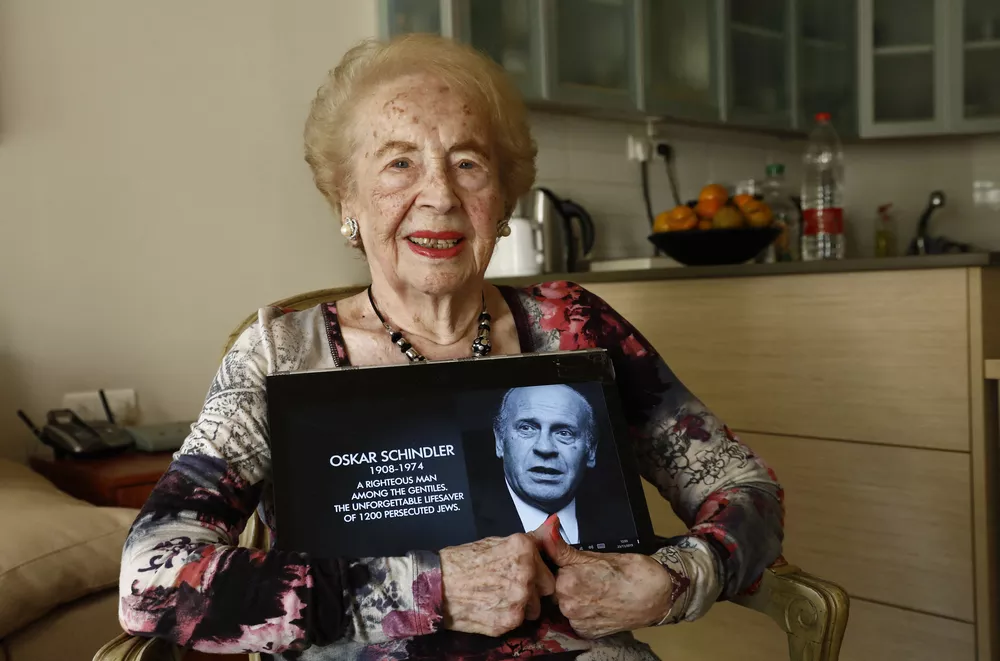 Morre aos 107 anos secretária de Schindler que ajudou a salvar milhares de judeus do nazismo
