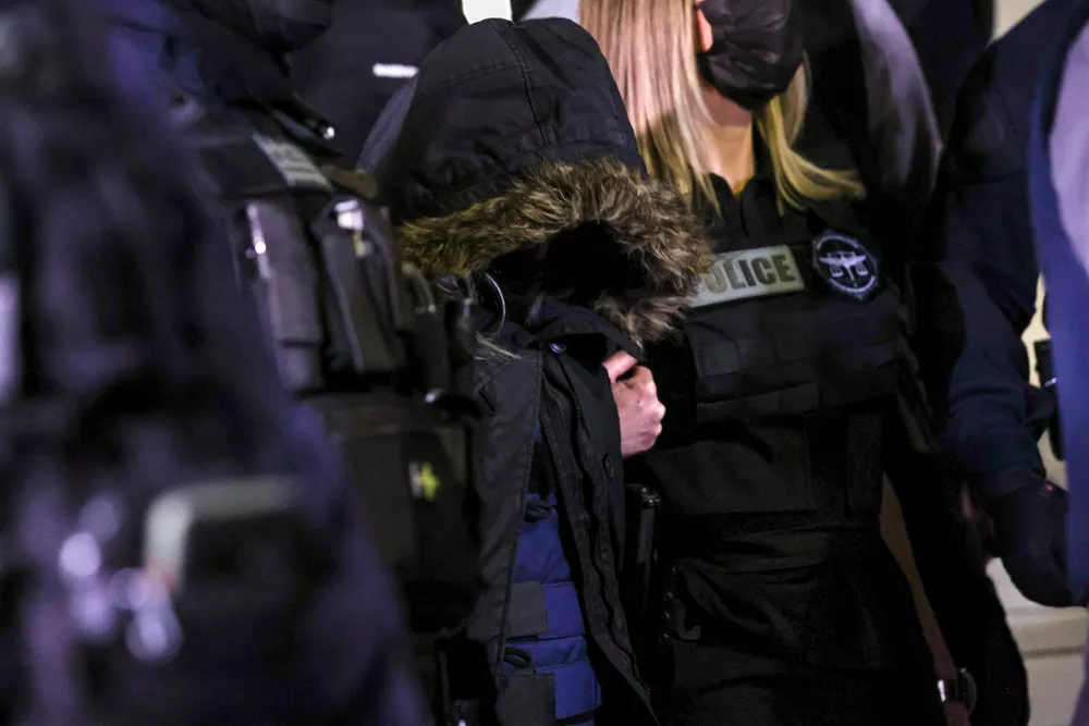 Mãe é acusada de matar filha de 9 anos com tranquilizante para cavalos na Grécia Mãe é acusada de matar filha de 9 anos com tranquilizante para cavalos na Grécia