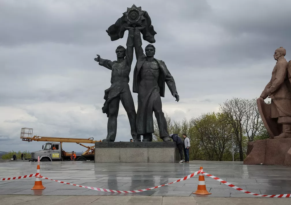 Ucranianos destroem estátua que comemorava amizade com a Rússia em Kiev; veja fotos Ucranianos destroem estátua que comemorava amizade com a Rússia em Kiev; veja fotos