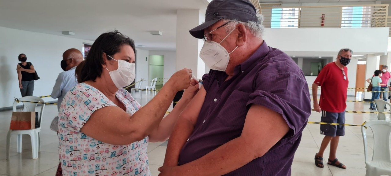 Prefeitura de Goiânia oferece segunda dose de reforço contra Covid-19 a moradores com 60 anos ou mais, nesta quarta-feira (06/04)