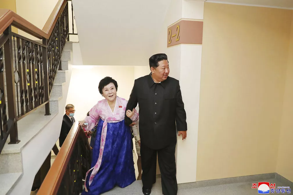Kim Jong-un, da Coreia do Norte, presenteia âncora de telejornal mais famoso do país com mansão Kim Jong-un, da Coreia do Norte, presenteia âncora de telejornal mais famoso do país com mansão