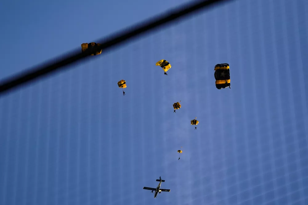 Demonstração de paraquedistas em jogo de beisebol leva polícia a ordenar esvaziamento do Capitólio dos EUA Demonstração de paraquedistas em jogo de beisebol leva polícia a ordenar esvaziamento do Capitólio dos EUA