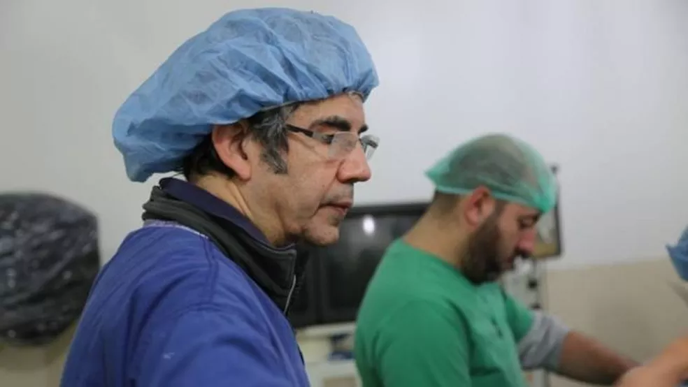 O cirurgião de guerra que ajuda médicos a salvar vidas na Ucrânia O cirurgião de guerra que ajuda médicos a salvar vidas na Ucrânia