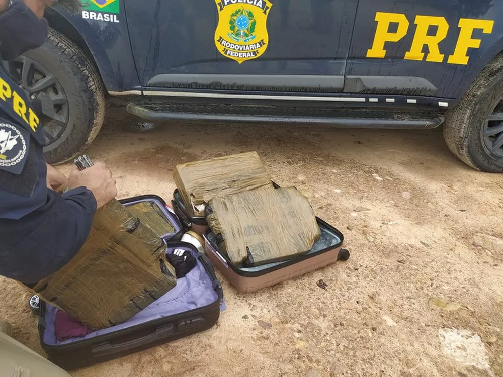 Passageira é presa transportando quase 30 kg de maconha em mala dentro de ônibus interestadual na Grande Fortaleza