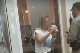 Após confusão, delegada saca arma e ameaça entregador de comida em Goiânia Após confusão, delegada saca arma e ameaça entregador de comida em Goiânia