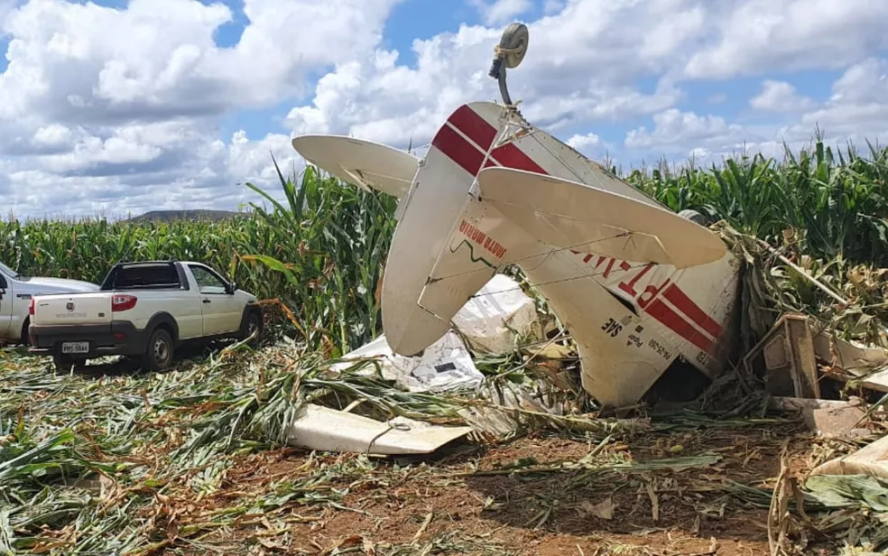 Avião cai e piloto morre em Goiás, dizem bombeiros Avião cai e piloto morre em Goiás, dizem bombeiros