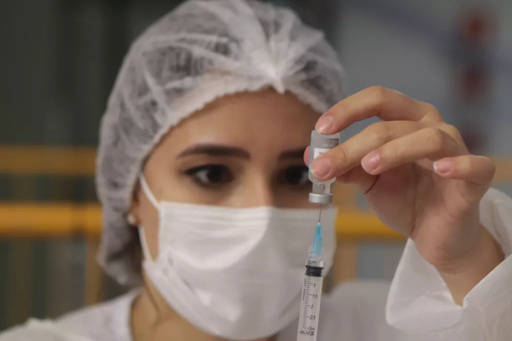 Reforço da Pfizer após Coronavac aumenta proteção de 8% para 56% em casos leves, mostra estudo da Fiocruz Reforço da Pfizer após Coronavac aumenta proteção de 8% para 56% em casos leves, mostra estudo da Fiocruz
