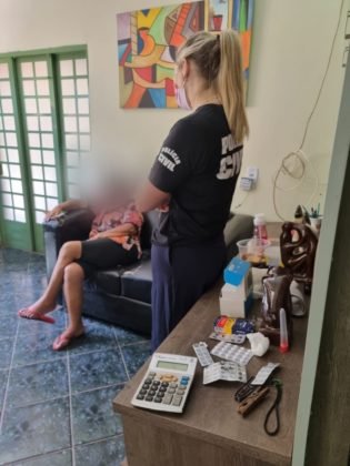 Delegacia do Idoso resgata vítima e prende filho que privava a mãe para manter vício alcoólico Delegacia do Idoso resgata vítima e prende filho que privava a mãe para manter vício alcoólico