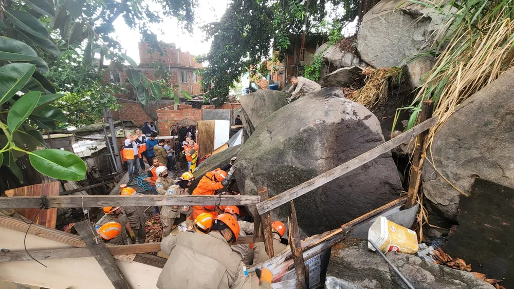 Pedra destrói casa e morador é resgatado após mais de seis horas na Zona Norte do Rio Pedra destrói casa e morador é resgatado após mais de seis horas na Zona Norte do Rio