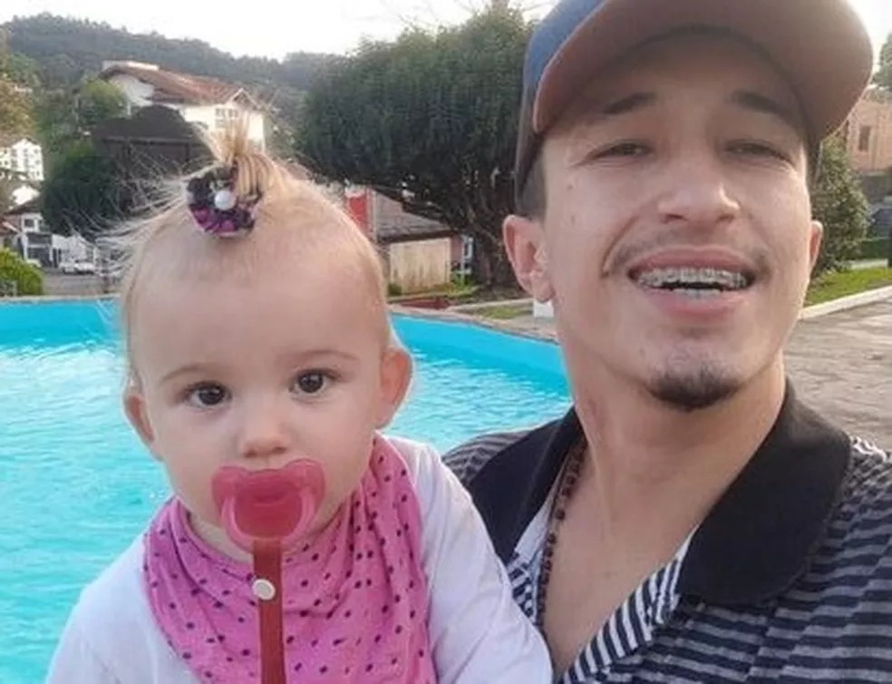 Coração está em pedaços’, diz pai de menina de 2 anos morta em SC; ex-padrasto confessou o crime