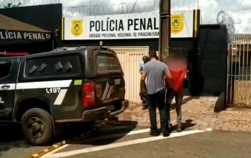 Homem é preso após espancar ex-companheira em Piracanjuba Homem é preso após espancar ex-companheira em Piracanjuba