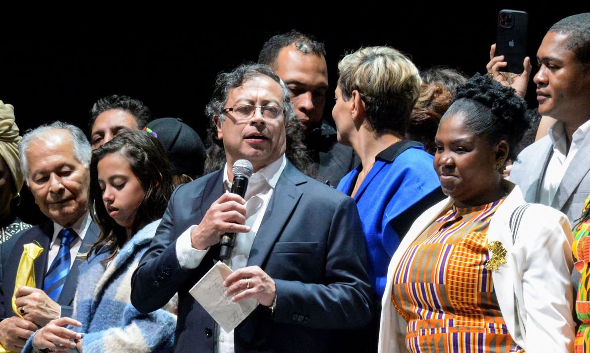 Gustavo Petro toma posse na Colômbia em meio a desafios econômicos Gustavo Petro toma posse na Colômbia em meio a desafios econômicos