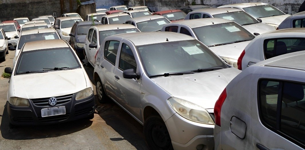 Governo arrecada R$ 4,3 milhões com leilões de carros em desuso Governo arrecada R$ 4,3 milhões com leilões de carros em desuso