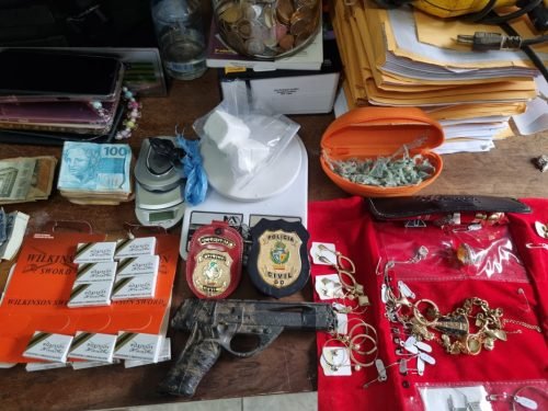 Polícia Civil prende casal que traficava drogas na presença dos filhos, em Alvorada do Norte Polícia Civil prende casal que traficava drogas na presença dos filhos, em Alvorada do Norte