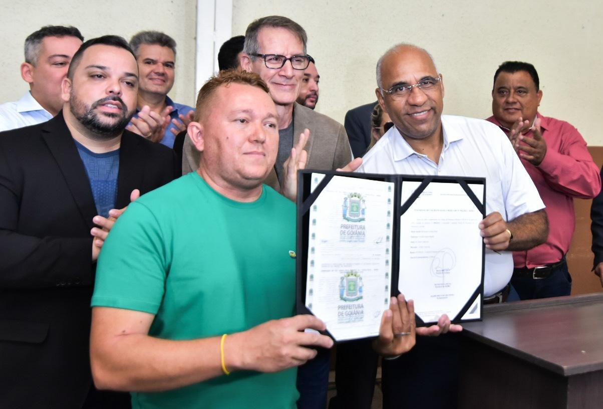 Rogério Cruz entrega primeiro Alvará de Localização e Funcionamento da Reocupação dos Mercados Municipais Rogério Cruz entrega primeiro Alvará de Localização e Funcionamento da Reocupação dos Mercados Municipais