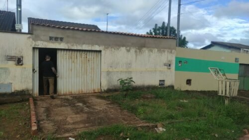 Mulher escreve bilhete pedindo socorro e PCGO resgata vítima e filha de cárcere Mulher escreve bilhete pedindo socorro e PCGO resgata vítima e filha de cárcere