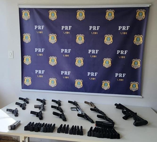 PRF apreende 15 pistolas, 1 carabina e 31 carregadores na BR-267, em Juiz de Fora (MG) PRF apreende 15 pistolas, 1 carabina e 31 carregadores na BR-267, em Juiz de Fora (MG)