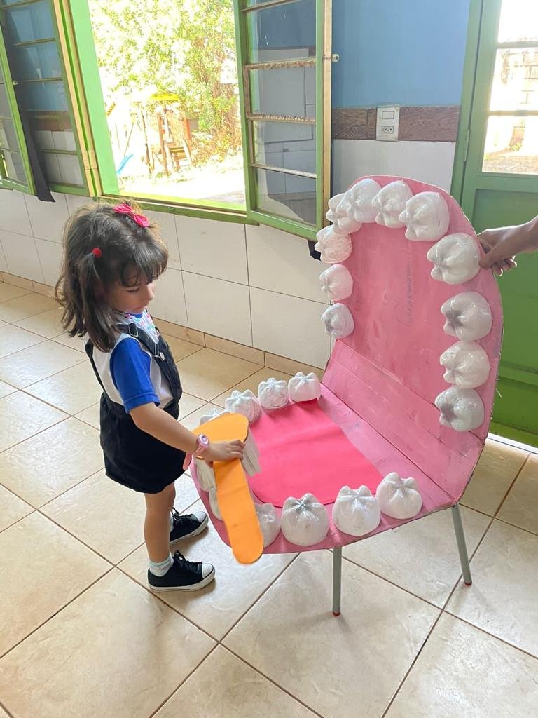 Prefeitura de Goiânia distribui 86 mil kits de saúde bucal a estudantes de instituições da Rede Municipal de Educação Prefeitura de Goiânia distribui 86 mil kits de saúde bucal a estudantes de instituições da Rede Municipal de Educação