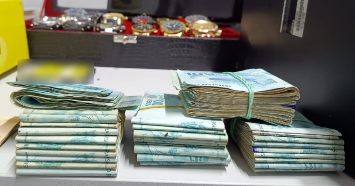 “Inimigo Íntimo”: Funcionário é preso por furtar R$ 100 mil de patrão, em Caldas Novas “Inimigo Íntimo”: Funcionário é preso por furtar R$ 100 mil de patrão, em Caldas Novas