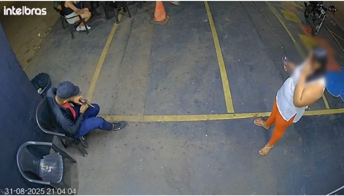 HOMEM É PRESO APÓS EXIBIR ARMA DE FOGO EM DISTRIBUIDORA DE BEBIDAS EM APARECIDA DE GOIÂNIA HOMEM É PRESO APÓS EXIBIR ARMA DE FOGO EM DISTRIBUIDORA DE BEBIDAS EM APARECIDA DE GOIÂNIA
