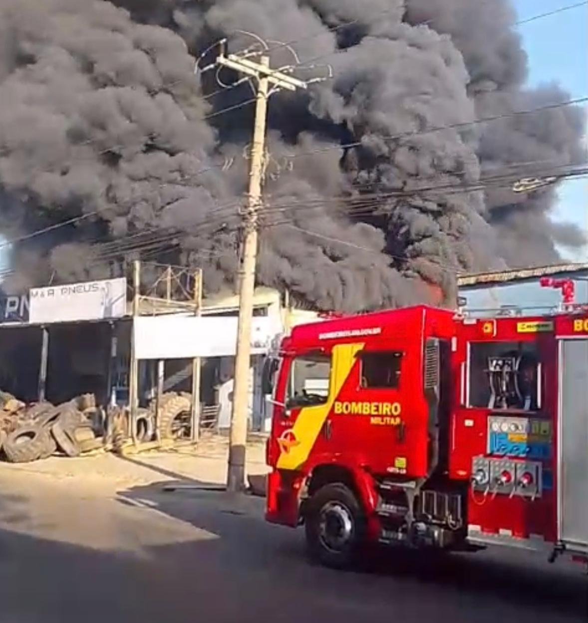 Incêndio de grande proporção atinge loja de pneus em Goiânia na manhã desta terça-feira Incêndio de grande proporção atinge loja de pneus em Goiânia na manhã desta terça-feira