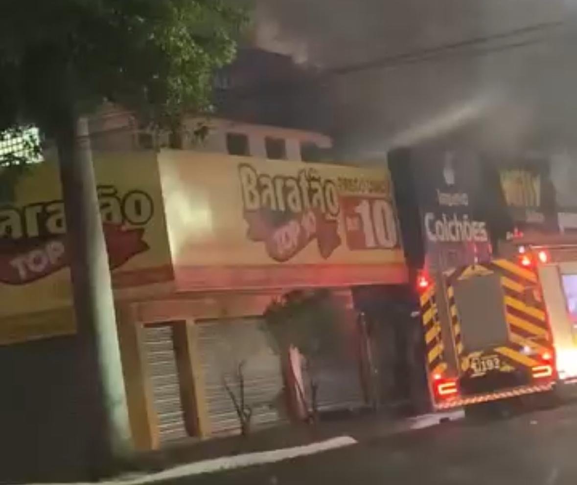 Incêndio durante a madrugada atinge duas lojas em Goiânia Incêndio durante a madrugada atinge duas lojas em Goiânia