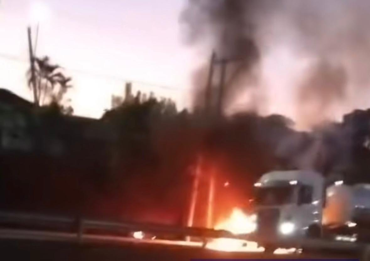 Incêndio em veículo causa transtornos na Marginal Botafogo, em Goiânia Incêndio em veículo causa transtornos na Marginal Botafogo, em Goiânia