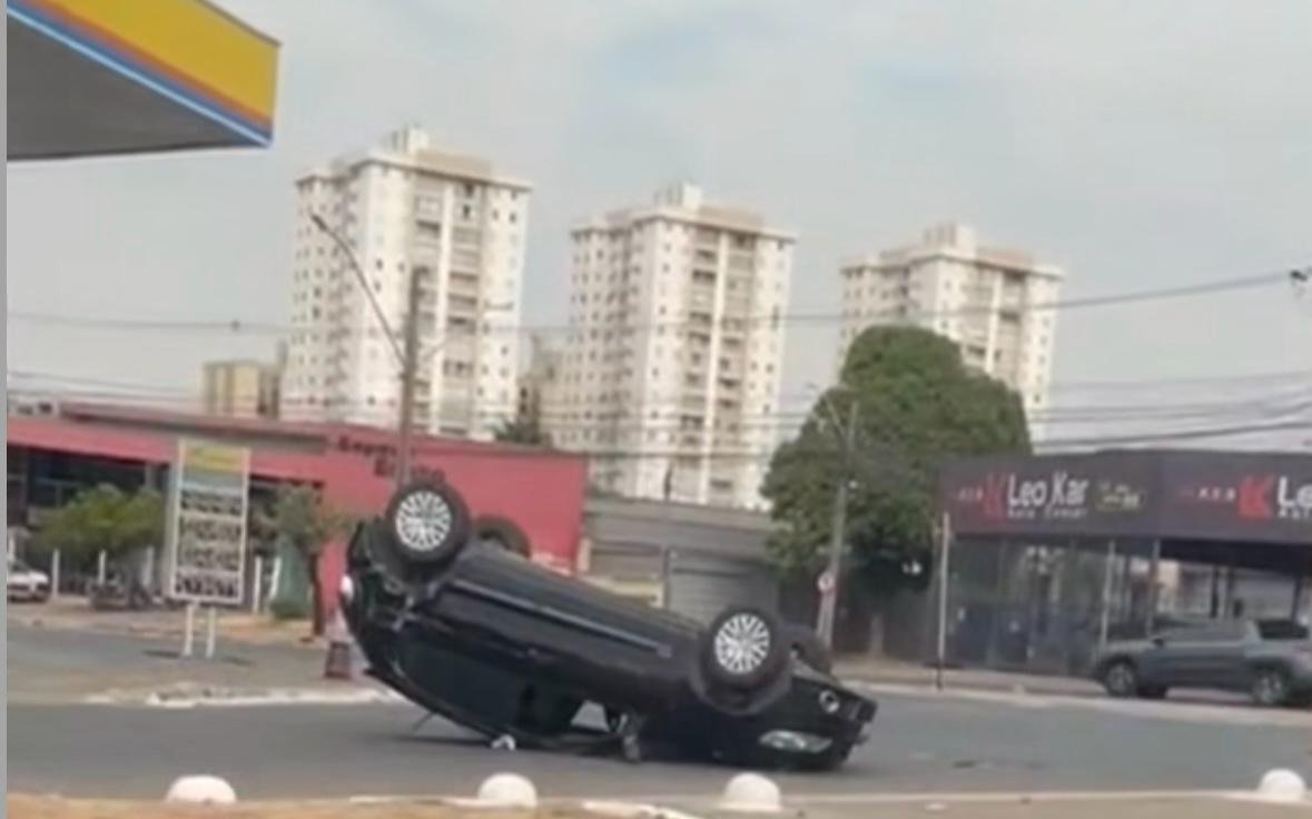 Carro capota após acidente no Setor Jardim, em Goiânia Carro capota após acidente no Setor Jardim, em Goiânia
