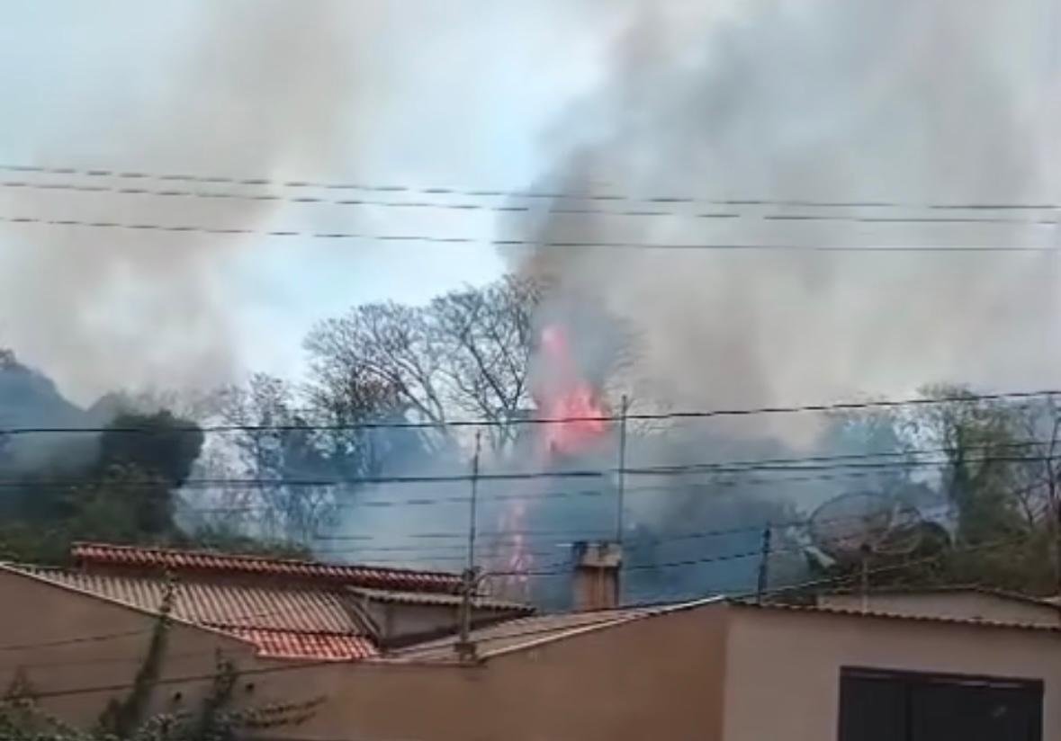 Incêndio atinge vegetação próximo ao Centro Cultural Oscar Niemeyer, em Goiânia Incêndio atinge vegetação próximo ao Centro Cultural Oscar Niemeyer, em Goiânia