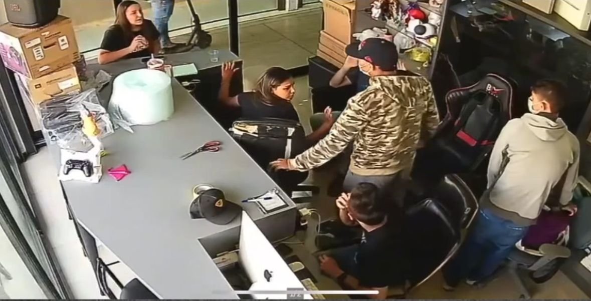 Criminosos assaltam loja próxima ao Camelódromo OK em Campinas Criminosos assaltam loja próxima ao Camelódromo OK em Campinas