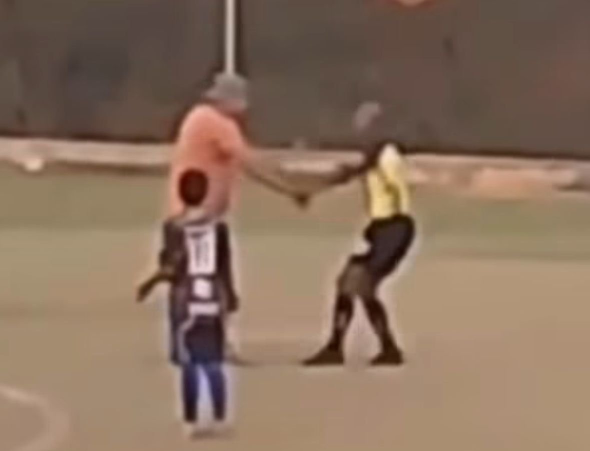 Homem agride árbitro durante partida de futebol do filho de 11 anos, em Trindade Homem agride árbitro durante partida de futebol do filho de 11 anos, em Trindade