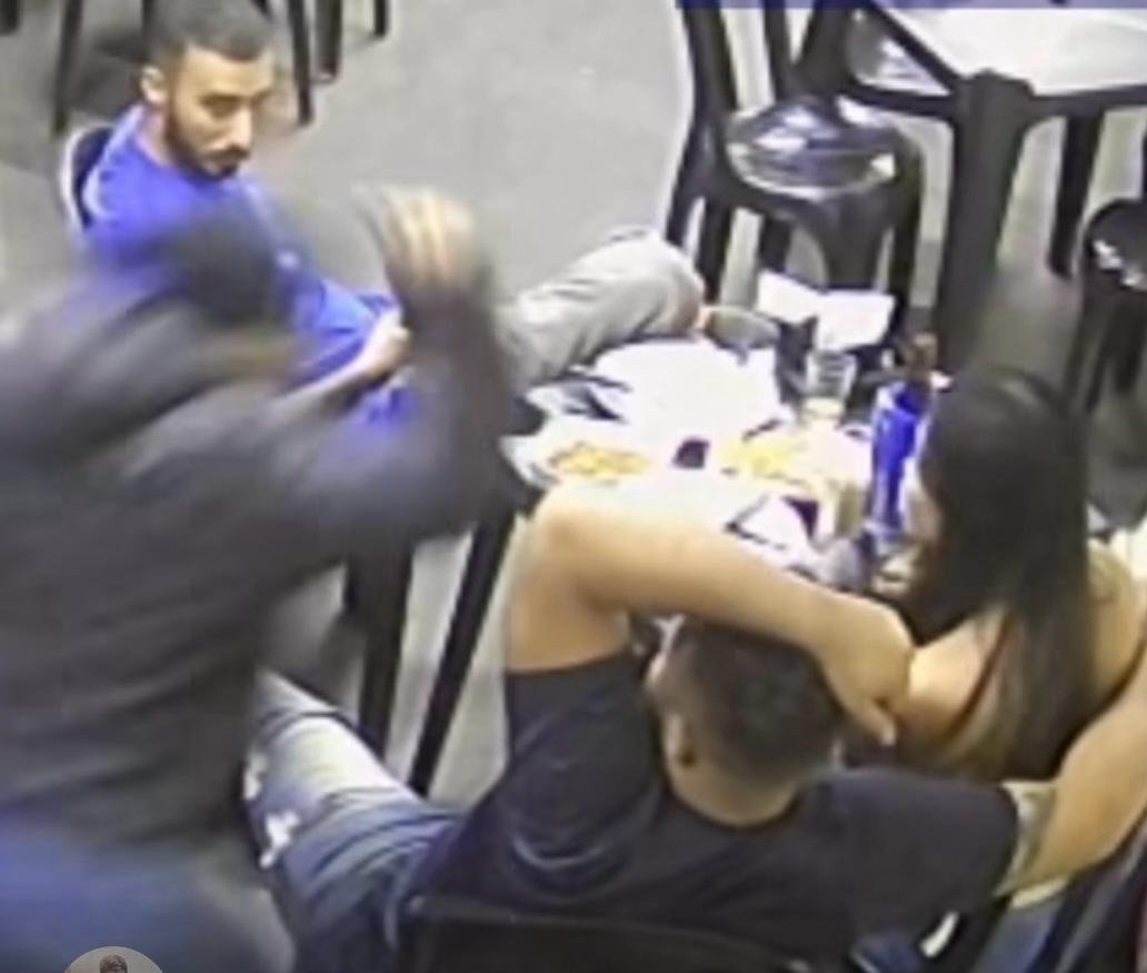 Mulher é presa após esfaquear vítima por ciúmes em Aparecida de Goiânia Mulher é presa após esfaquear vítima por ciúmes em Aparecida de Goiânia