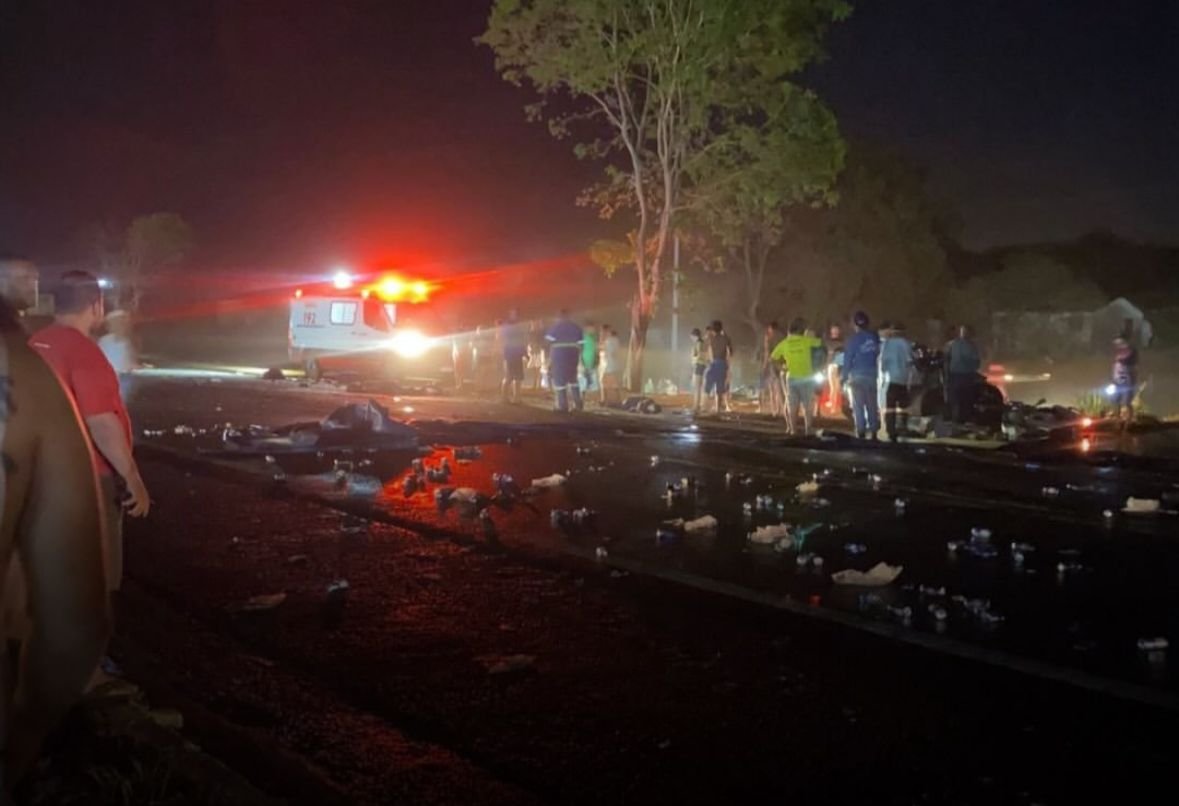 Oito vidas são interrompidas em grave acidente na BR 153 Oito vidas são interrompidas em grave acidente na BR 153