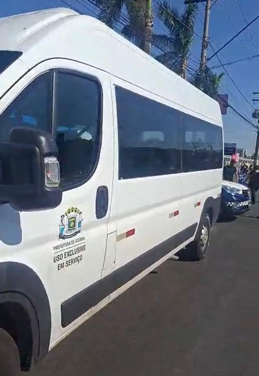 Veículo oficial da Prefeitura de Goiânia fica parado por mais de 3 horas com motor e ar-condicionado ligados Veículo oficial da Prefeitura de Goiânia fica parado por mais de 3 horas com motor e ar-condicionado ligados