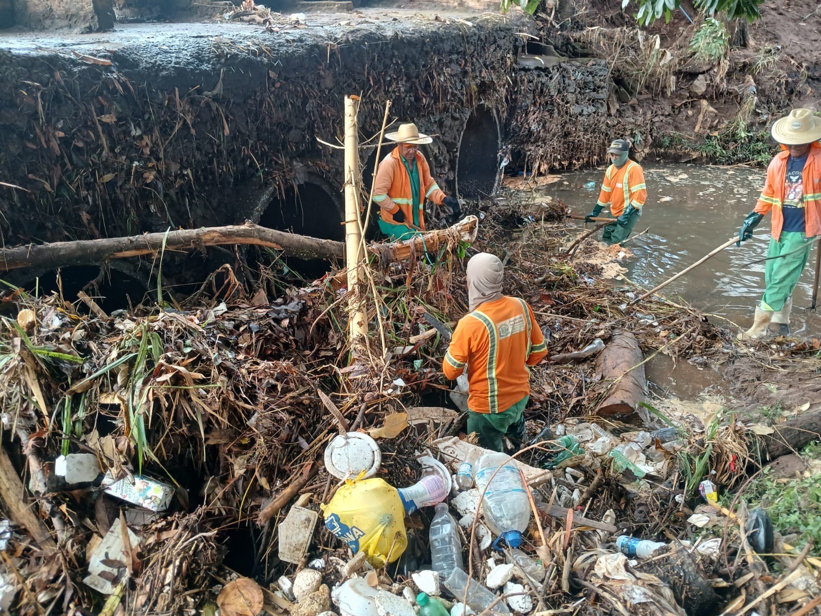 Comurg retira 108 toneladas de entulho na Marginal Botafogo principal causa das enchentes Comurg retira 108 toneladas de entulho na Marginal Botafogo principal causa das enchentes