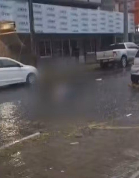 Adolescente de 17 anos morre após choque elétrico em fio solto no Centro de Goiânia Adolescente de 17 anos morre após choque elétrico em fio solto no Centro de Goiânia