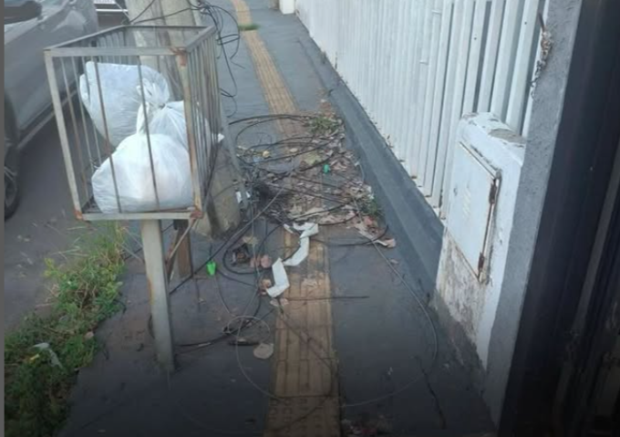 Pedestres denunciam perigo devido a fios soltos no Setor Sul, em Goiânia Pedestres denunciam perigo devido a fios soltos no Setor Sul, em Goiânia