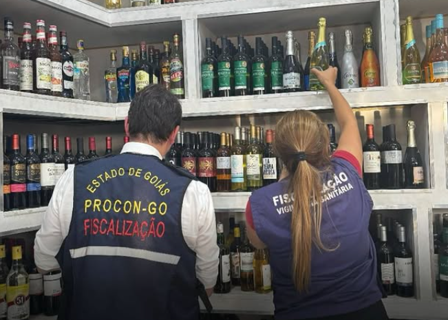 Dono de distribuidora é preso em Trindade por suspeita de venda de bebida alterada Dono de distribuidora é preso em Trindade por suspeita de venda de bebida alterada