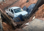 Carro cai em vala de obra no Setor Bueno em Goiânia